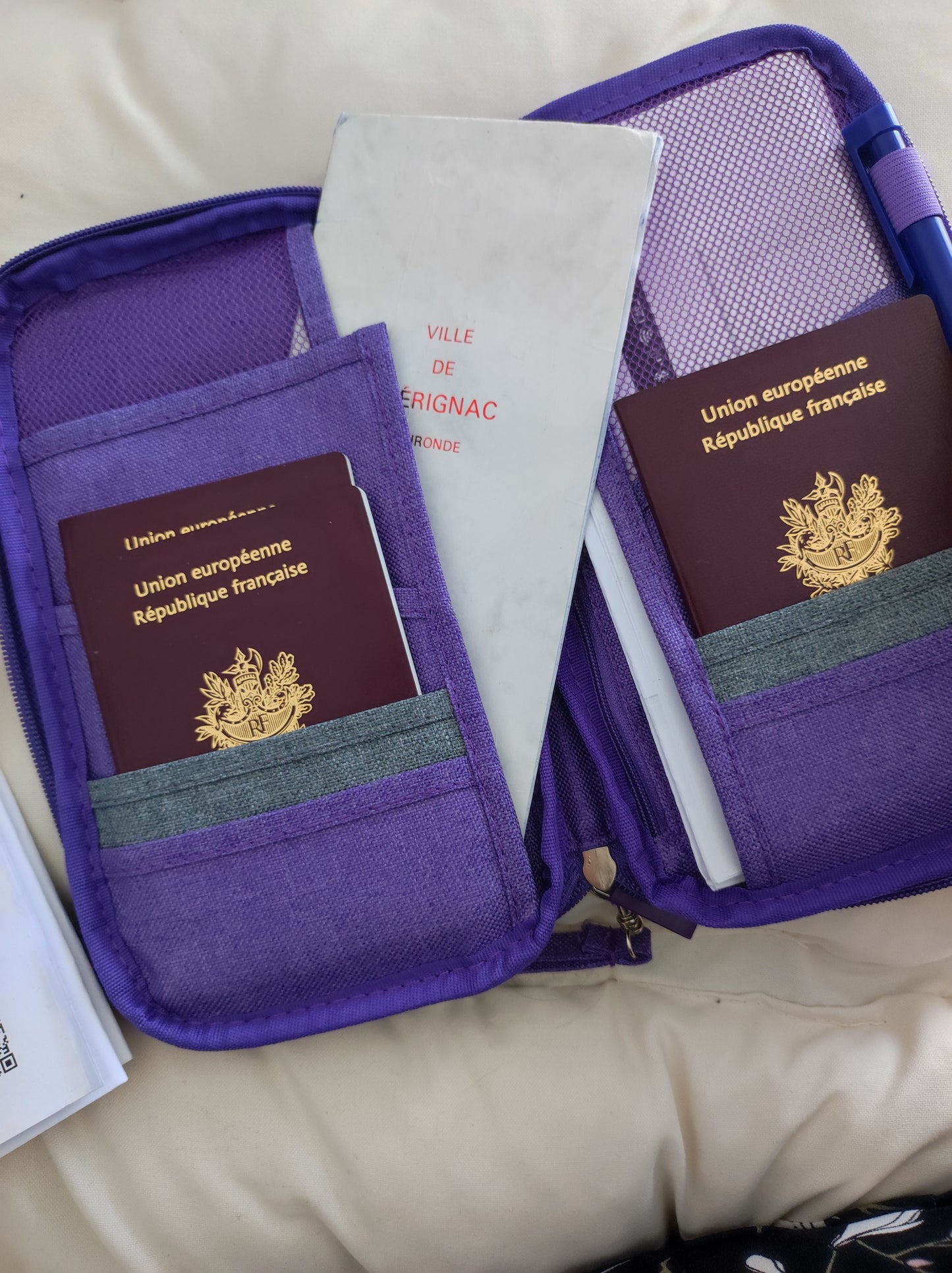 Étui passeport sous forme de portefeuille : idéal pour partir en famille et protéger tous les papiers